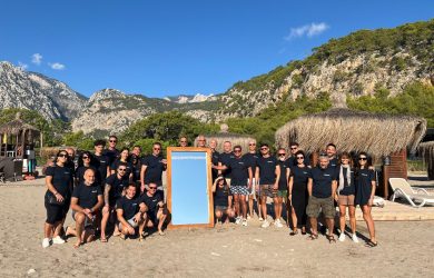 Foto di gruppo dei collaboratori dell'agenzia brondino