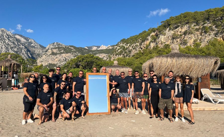 Foto di gruppo dei collaboratori dell'agenzia brondino